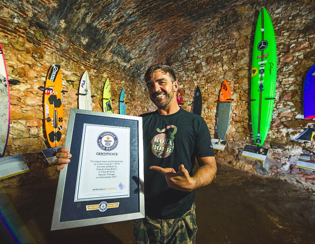 Rodrigo Koxa desafió una ola gigante en Nazaré y podría lograr un nuevo Récord Guinness image JXZY5GKOFRETXLTZQE77PURQ64 1