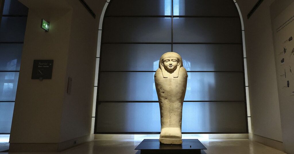 Una fuga de agua en el Louvre dañó cientos de libros del departamento de antigüedades egipcias image LOUVRE