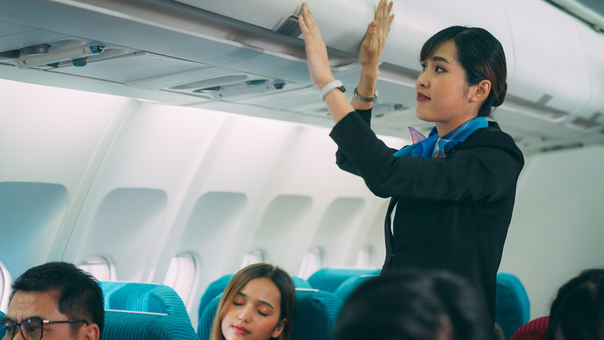 Por-que-saludar-a-la-azafata-al-abordar-es-crucial-intriper.png
