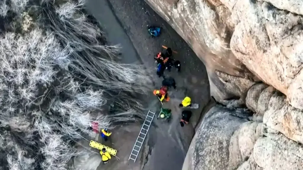 Rescate en el Parque Nacional Arches: un excursionista quedó atrapado en arenas movedizas image austin dirks quicksand rescue 3
