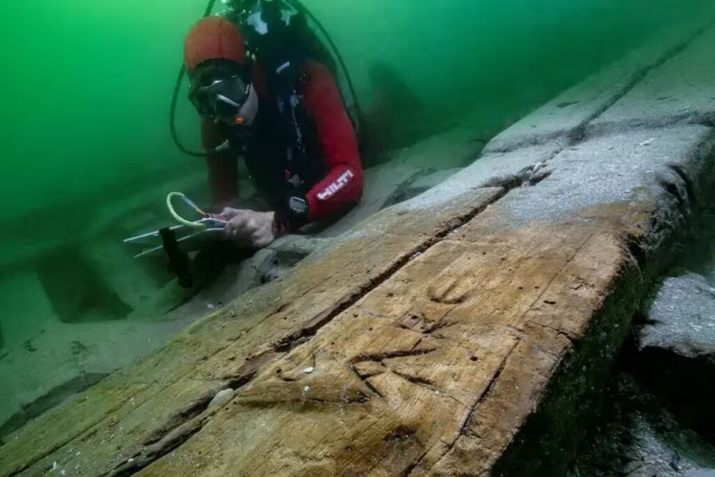 Descubren un barco de 2.000 años que podría revelar cómo escapó Cleopatra tras su caída image descubren bajo el mar una barcaza similar a la Y6N7756YSFHQLDNMOVHLU4MTUY 1