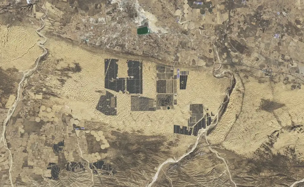 Dos veces verde: un experimento demostró que los paneles solares pueden devolver la vida a un desierto image gran muralla solar china 1735533316529 1024