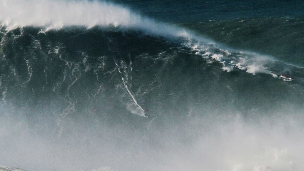 Rodrigo Koxa desafió una ola gigante en Nazaré y podría lograr un nuevo Récord Guinness image https s3.amazonaws.com arc wordpress client uploads infobae wp wp content uploads 2018 04 30034535 ola mA1s grande del mundo rodrigo koxa portada