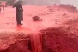 Una playa se volvió roja como la sangre tras una tormenta y dejó a todos en shock image image 13