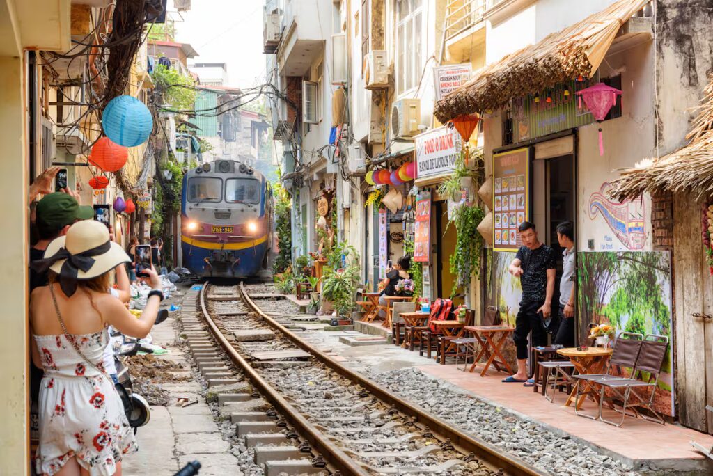 image la calle del tren es una angosta via en hanoi DDDRTQPBAJGURCQALOYPQV6HFY 1