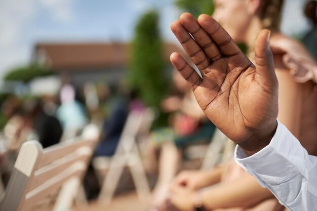 image mano levantada afroamericano boda afroamericana fondo borroso 345343 4368