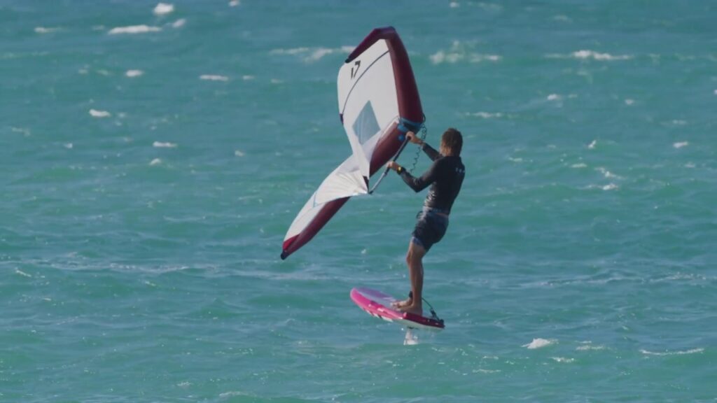 Rescatan a un hombre en el medio del mar mientras practicaba wingfoil image maxresdefault 10