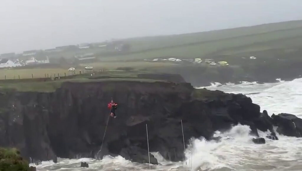 Rescatan a 14 tripulantes gallegos tras encallar un pesquero contra un acantilado en Irlanda image rpr98n5e 1280