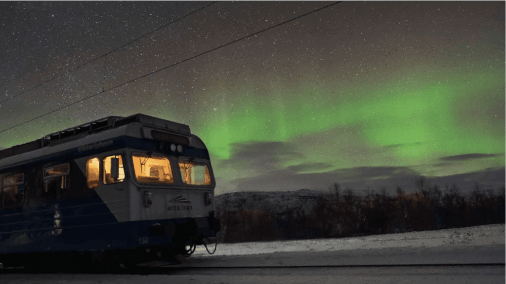 image tren panoramico que promete las mejores vistas de auroras boreales en el mundo