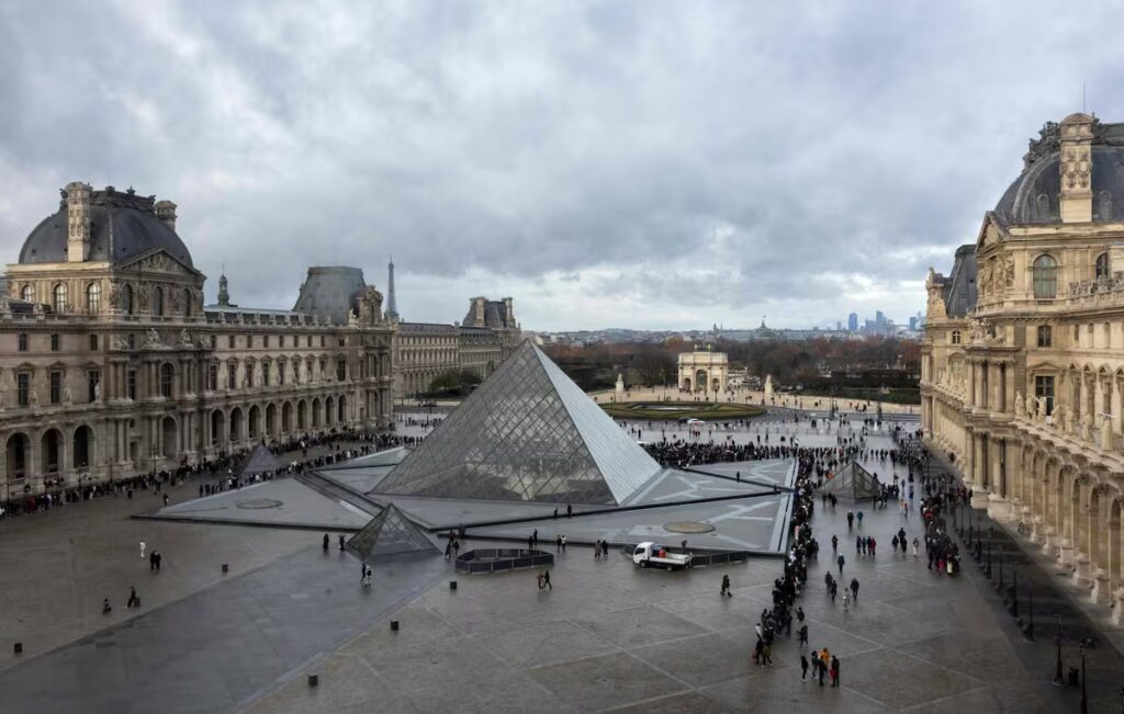 Una fuga de agua en el Louvre dañó cientos de libros del departamento de antigüedades egipcias image unos 400 libros raros fueron danados en el louvre QG7VOGMRYRCIDKOFB6HJH75SP4 1