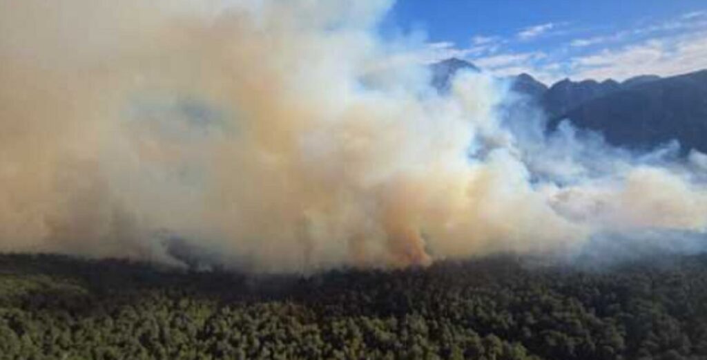 Hacer fuego en el Nahuel Huapi puede costar hasta $2 millones: refuerzan controles por riesgo extremo de incendios image 0201incendios 1940871