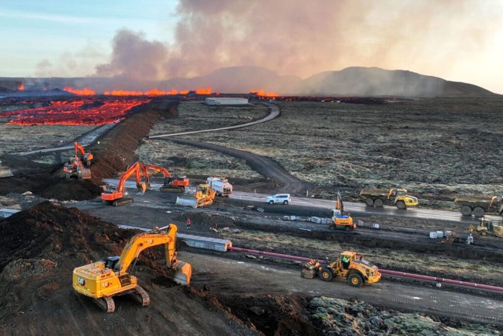Cómo Islandia levantó muros colosales contra lava a 1.100 °C y ganó tiempo vital frente a volcanes imposibles de detener image Como a Islandia ergueu muralhas gigantes contra rios de lava a 1.100 °C moveu milhoes de toneladas de rocha em poucas semanas 1 1095x730 2