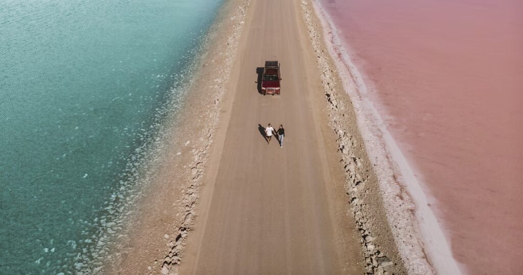 El lago Eyre quedó partido en dos colores opuestos tras lluvias extremas y el fenómeno sorprende incluso desde el espacio image QRSWFJX63ZC5HKCUMH5XCLKVJM 1