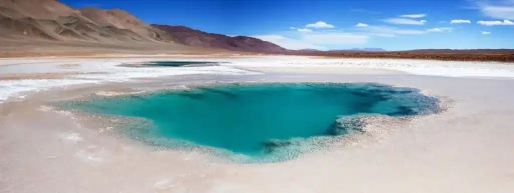 Cerca de la Argentina: el desierto de dunas infinitas y lagunas turquesas que parece de otro planeta image argentina salta 1