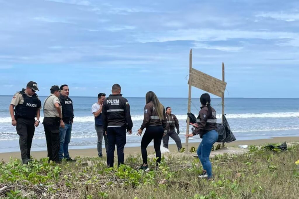 Horror en una playa turística de Ecuador: colgaron cinco cabezas humanas frente al mar y dejaron un mensaje intimidante image encontraron a orillas del mar en puerto lopez VC7JL2DNRNHOXOUC5VHLGABQRQ 2