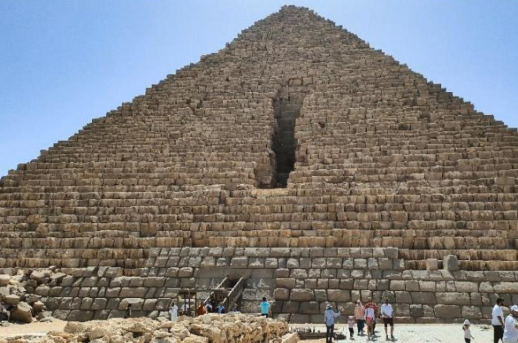 Estupefacción entre los arqueólogos: hallan una posible entrada secreta en una de las pirámides de Giza image image 1