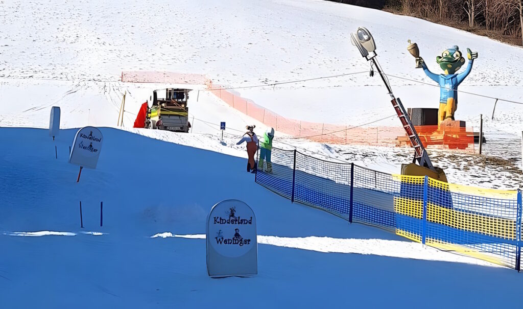 Convierte el jardín de su casa en una estación de esquí privada con telesilla y pista propia de 40 metros image micro estacion esqui austria telesqui