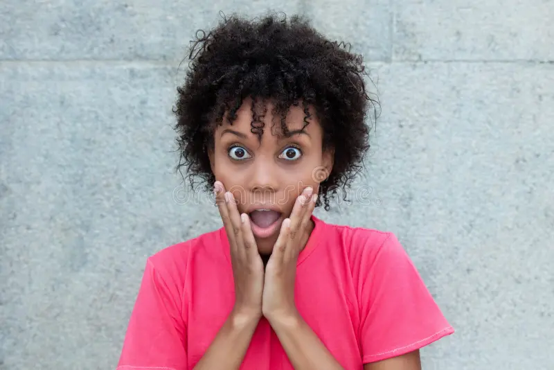 image mujer brasilena sorprendida en camisa roja brillante 110474864