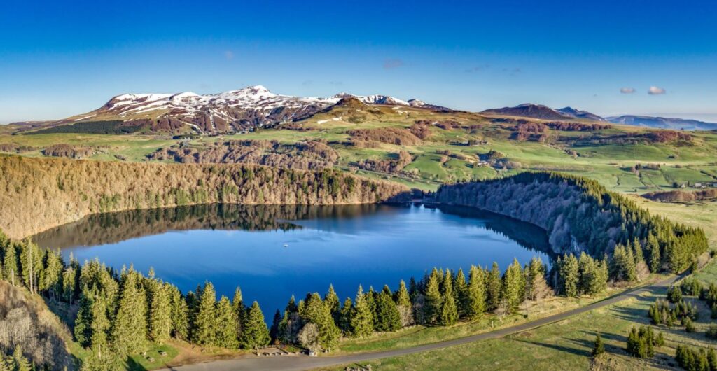 El lago infernal de Francia: así es Pavin, el cráter volcánico rodeado de leyendas oscuras image 17018903 1