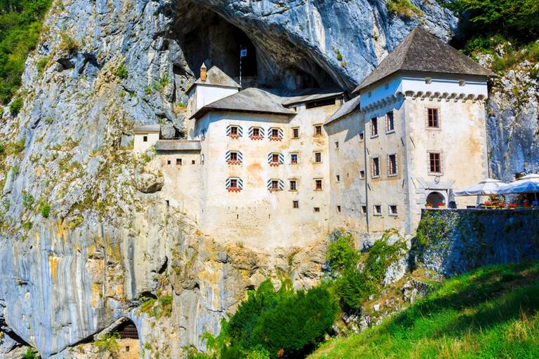 Descubren un castillo del siglo VIII que permaneció oculto bajo una colina durante siglos image 7m