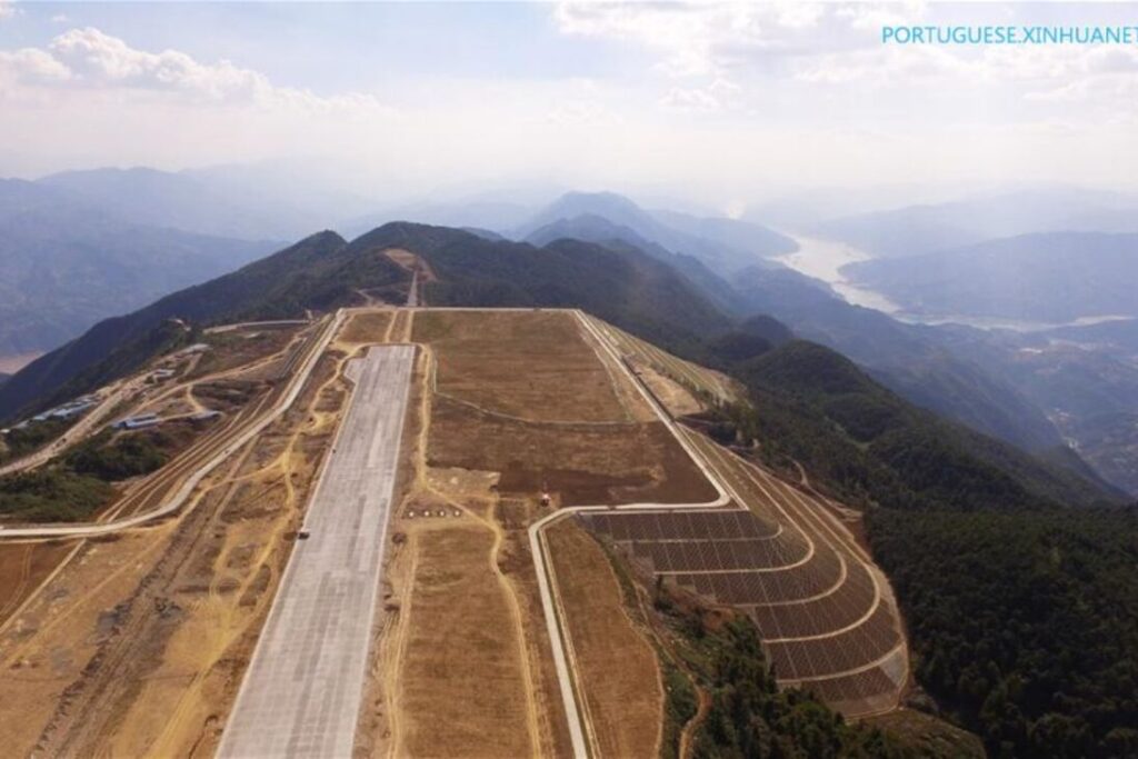 image China explode centenas de montanhas e cria aeroporto no topo de um penhasco pista de 26 km surge a 1.700 metros 1095x730 1