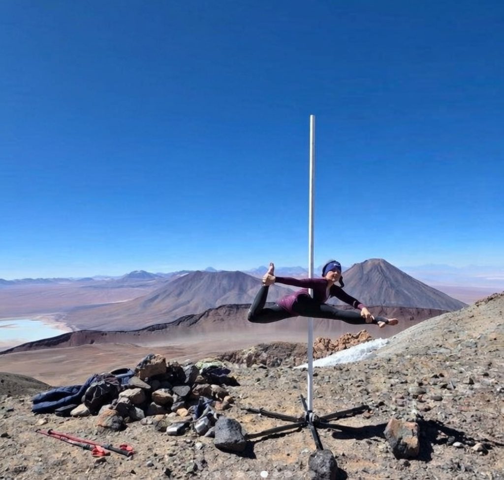 image desde el desierto de atacama al guinness australiana logra record mundial de pole dance a mas de 5 800 metros de altura 1 1024x977 2