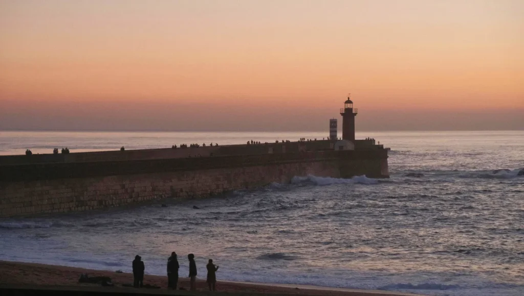 image mar puerto y playa