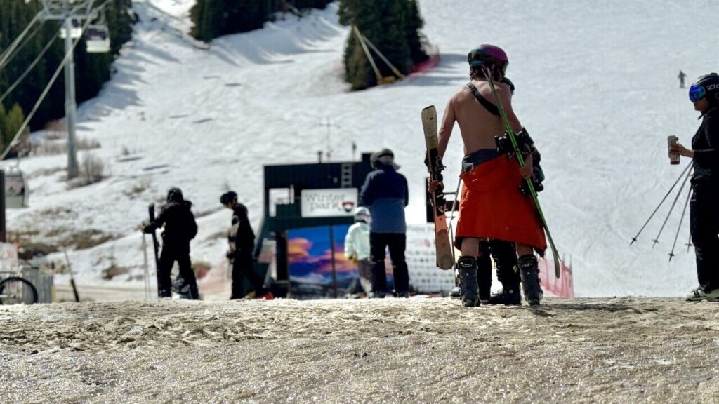 Estados Unidos ya se prepara para esquiar sin nieve: así blindan las estaciones un negocio millonario frente a inviernos cada vez peores image 1089453 esquiasdor en camisera