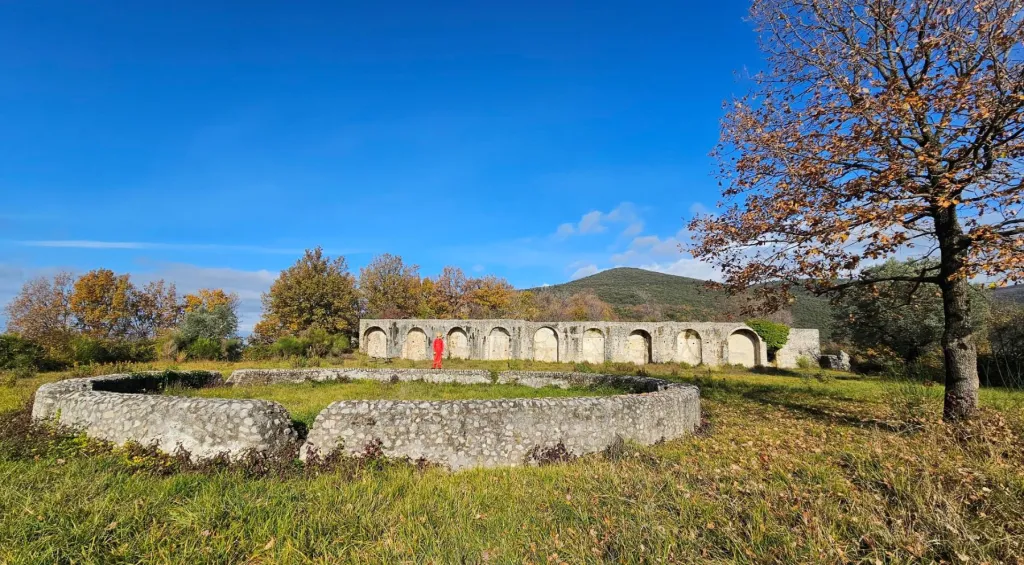 Hallan un acueducto romano y una red de túneles milenarios bajo una histórica villa en Italia image 27 Secondo terrazzamento della villa dei Casoni Fuente Ministero della Cultura
