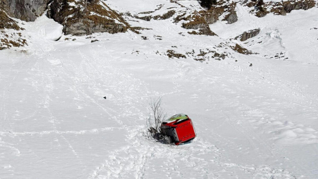 Impactante tragedia en Suiza: una mujer murió tras caer la telecabina en la que viajaba en plena jornada de esquí image AA1YVyid