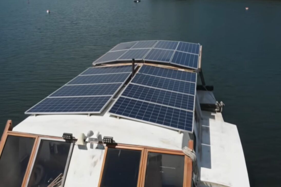 Ele-largou-tudo-para-viver-no-mar-e-construiu-o-proprio-quartel-general-autossuficiente-1-1095x730