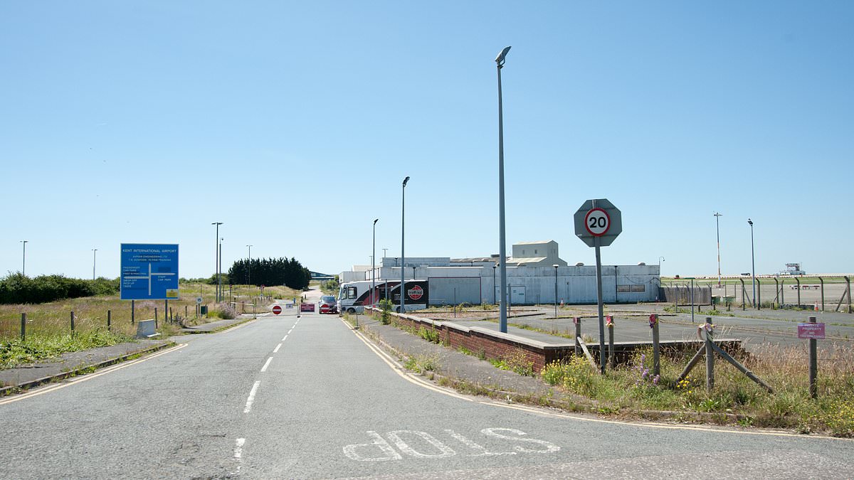 Reapertura-del-aeropuerto-abandonado-en-Reino-Unido-tras-12-anos-como-aparcamiento-intriper.jpg