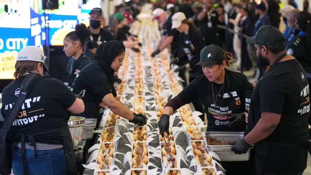 El aeropuerto de Filadelfia rompió un récord mundial con una fila de cheesesteaks de 366 metros image TJ3ZY2UMIVBKRJHS2AQDJVRMD4