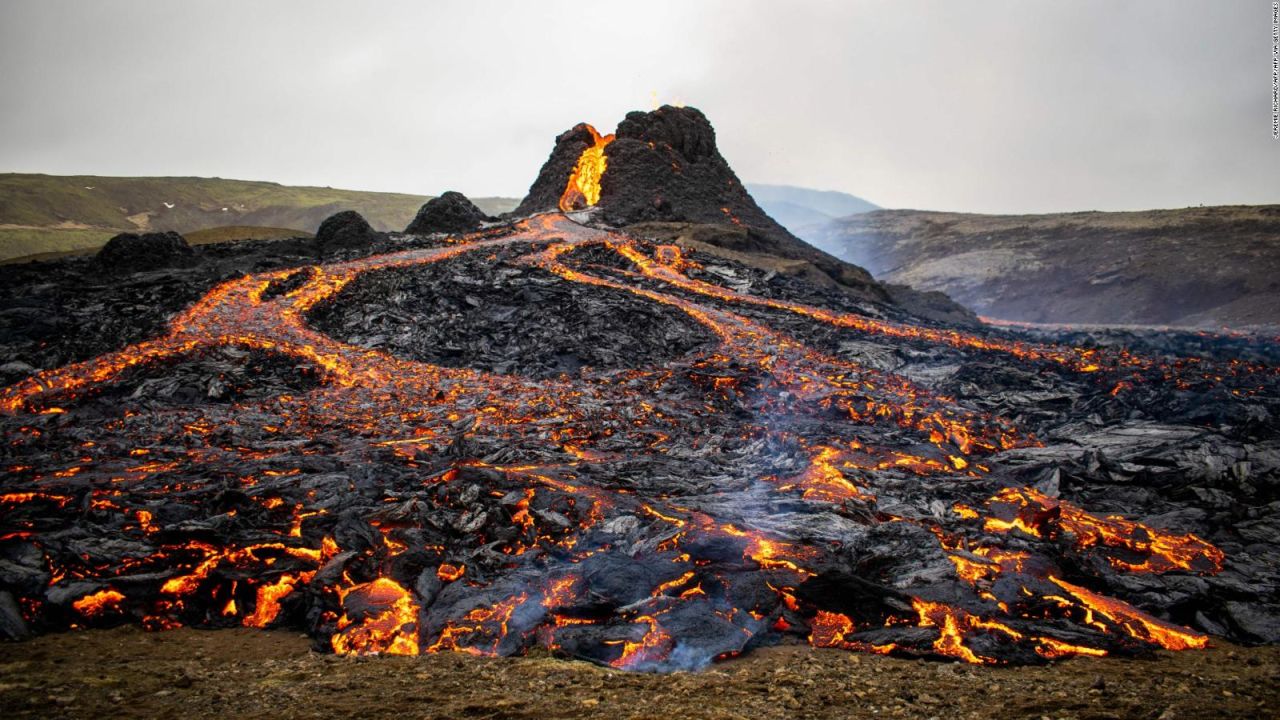 cnne-971922-dron-graba-rio-de-lava-en-volcan-en-erupcion-en-islandia cnne-971922-dron-graba-rio-de-lava-en-volcan-en-erupcion-en-islandia