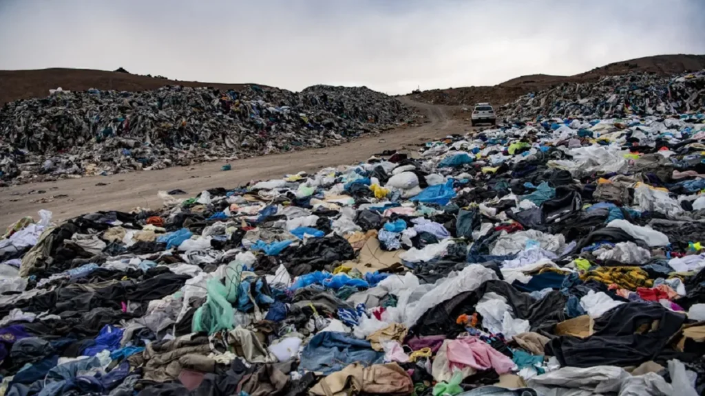 La impactante “montaña de ropa” del desierto de Atacama ya es visible desde el espacio: el basural textil que alarma al mundo image desierto atacama basural ropa usada 4png 1