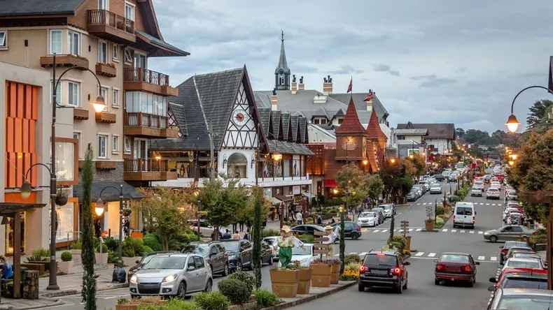 El rincón de Brasil que muchos comparan con Suiza: tiene aire europeo, festival navideño y chocolates artesanales image gramado