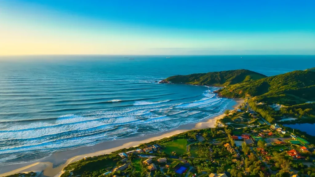 Ni verano ni temporada alta: las playas de Brasil que siguen siendo un paraíso incluso cuando todos se fueron image praia do rosa