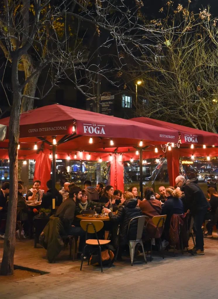 Buenos Aires 2026: entre galpones con fuego y la alta cocina coreana, una nueva escena gastronómica se escribe barrio por barrio image terraza de noche