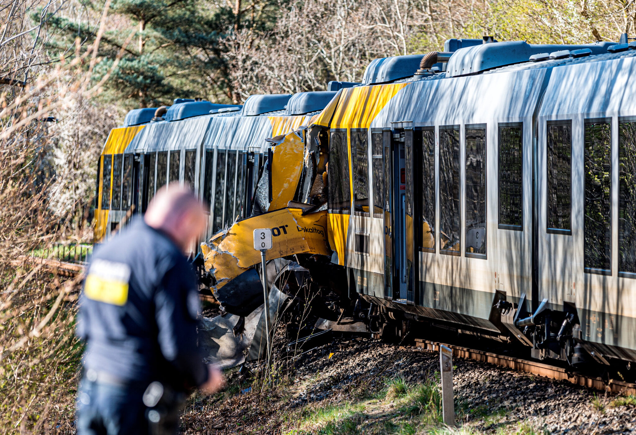 Emergency workers at the site of a collision between two trains between Hilleroed and Kagerup at Isteroedvejen, Thursday, April 23, 2026. Kagerup is located on the Gribskov Line between Hilleroed and Helsinge.  Ritzau Scanpix/Steven Knap via REUTERS    ATTENTION EDITORS - THIS IMAGE WAS PROVIDED BY A THIRD PARTY. DENMARK OUT. NO COMMERCIAL OR EDITORIAL SALES IN DENMARK.