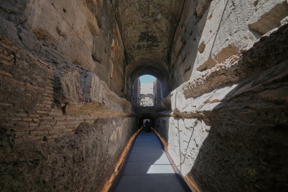 Vista del llamado "Pasaje del emperador Cómodo", un túnel recientemente restaurado que los antiguos emperadores romanos usaban para ingresar al Coliseo protegidos y sin ser vistos, el cual se abrirá a los visitantes a fin de mes, el miércoles 8 de octubre de 2025, en Roma. (AP Foto/Andrew Medichini)