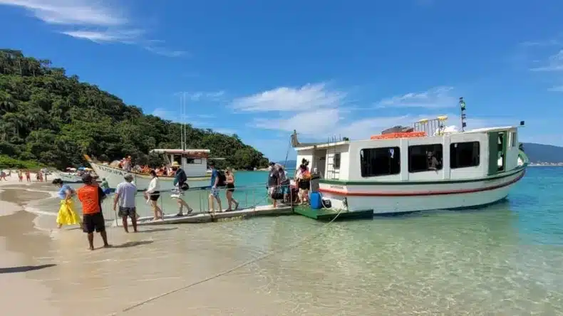 La isla escondida de Brasil que solo deja entrar a 800 personas por día y es uno de los destinos más deseados de 2026 image isla campeche brasil
