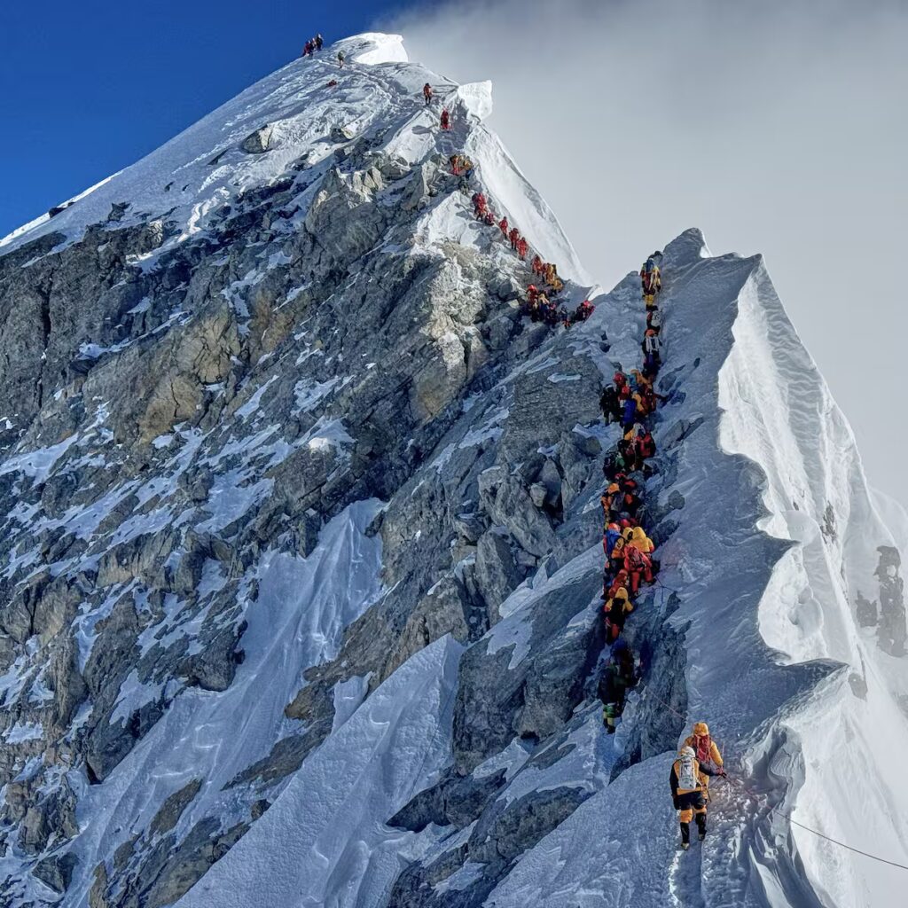 image montanistas hacen fila cerca de la cumbre del V2X2HKZCZ5DSZB6YSKS6RMLQDA