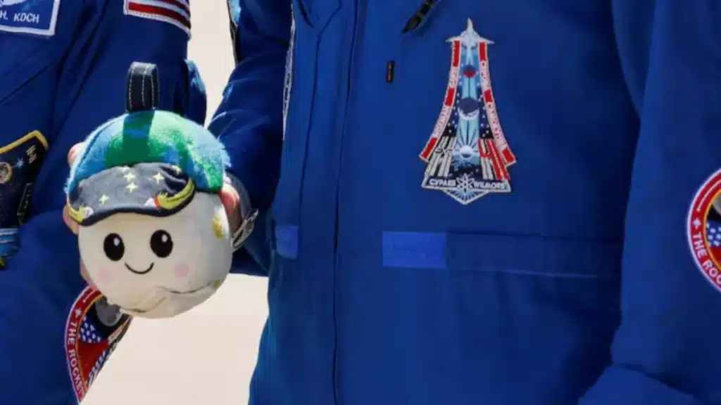 Tiene 8 años, ganó un concurso de la NASA y logró que su peluche viaje a la Luna en la misión Artemis II image peluche artemis