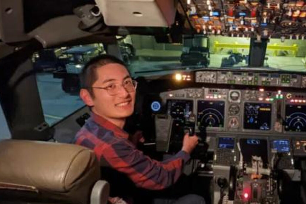 Es estudiante y viaja en avión dos veces por semana para evitar el alquiler image 16885450371361