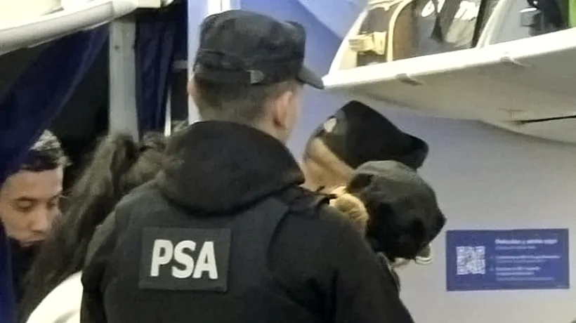 Escándalo en un vuelo internacional: una pareja fue detenida tras intentar tener sexo arriba del avión image 69ff85d4490e2