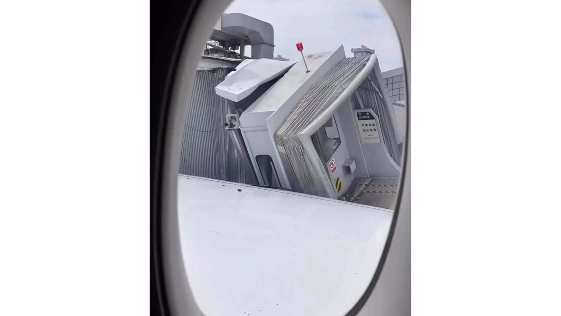 Airbus-A350-da-China-Eastern-bate-duas-vezes-em-passarela-de-embarque-em-Xangai-atinge-motor-Rolls-Royce-avaliado-em-ate-R-150-milhoes-e-abre-investigacao-sobre-falha