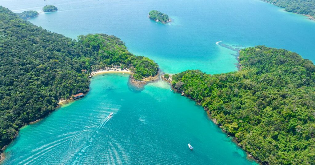 image Dive completely into Ilha Grande