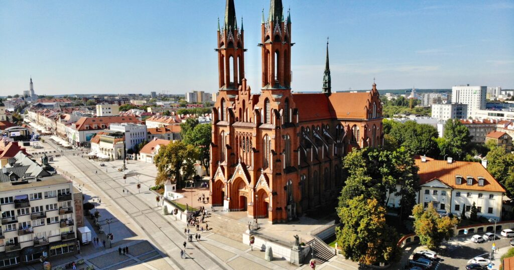 La ciudad secreta de Polonia que mezcla palacios, cultura y el origen del esperanto image V 8k9lBaHR0cHM6Ly9vY2RuLmV1L3B1bHNjbXMvTURBXy85MjNkNmU5ZDFhYjIwMDJkZWEzYzZkODA5NTY0NjBiYi5qcGeSlQMBAM0P1c0I6JMFzQlgzQTs3gACoTAHoTEE