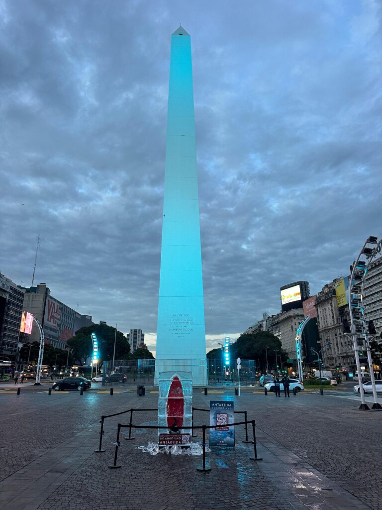 Una tabla de surf congelada sorprendió frente al Obelisco y puso el foco en la protección de los océanos image WhatsApp Image 2026 05 14 at 11.25.25