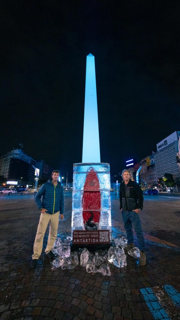 Una tabla de surf congelada sorprendió frente al Obelisco y puso el foco en la protección de los océanos image WhatsApp Image 2026 05 14 at 11.25.28 1